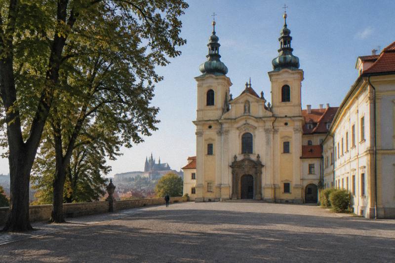 Classic Prague Castle Free Tour, Strahov Monastery & Castle District