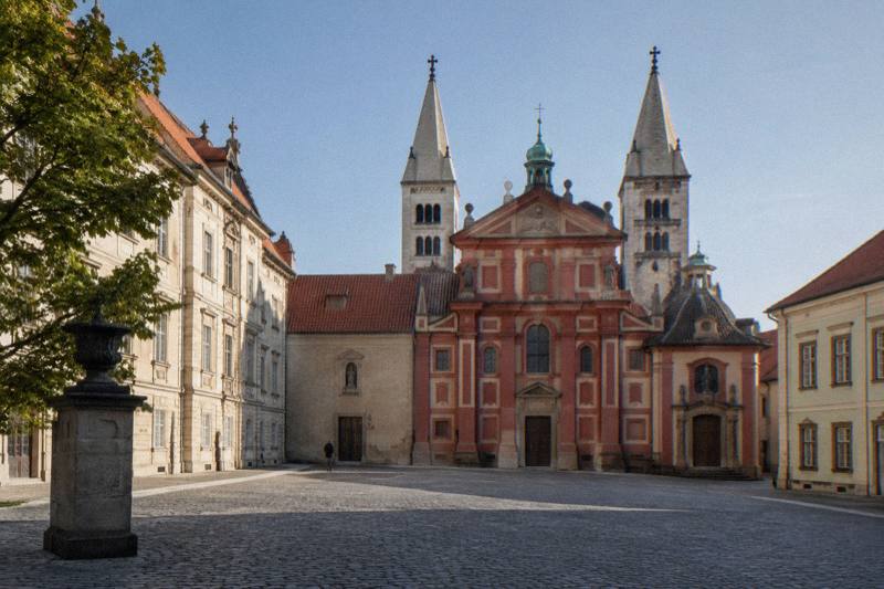 Tranvía a Strahov, Castillo, español