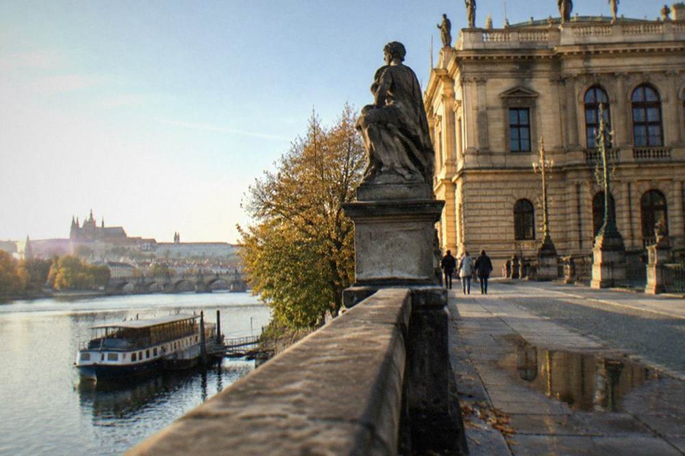 El edificio neorrenacentista del Rudolfinum en Praga junto al río Moldava en una mañana despejada