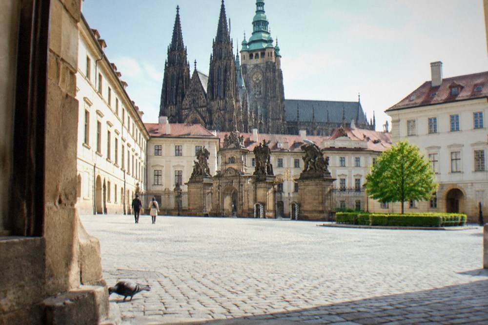 Patio del Castillo de Praga con las torres de la catedral de San Vito elevándose sobre el complejo