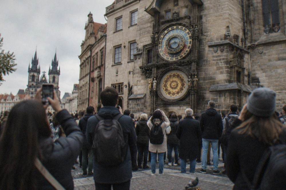 Multitud reunida alrededor del Reloj Astronómico en la fachada del Ayuntamiento de la Ciudad Vieja a la luz del día