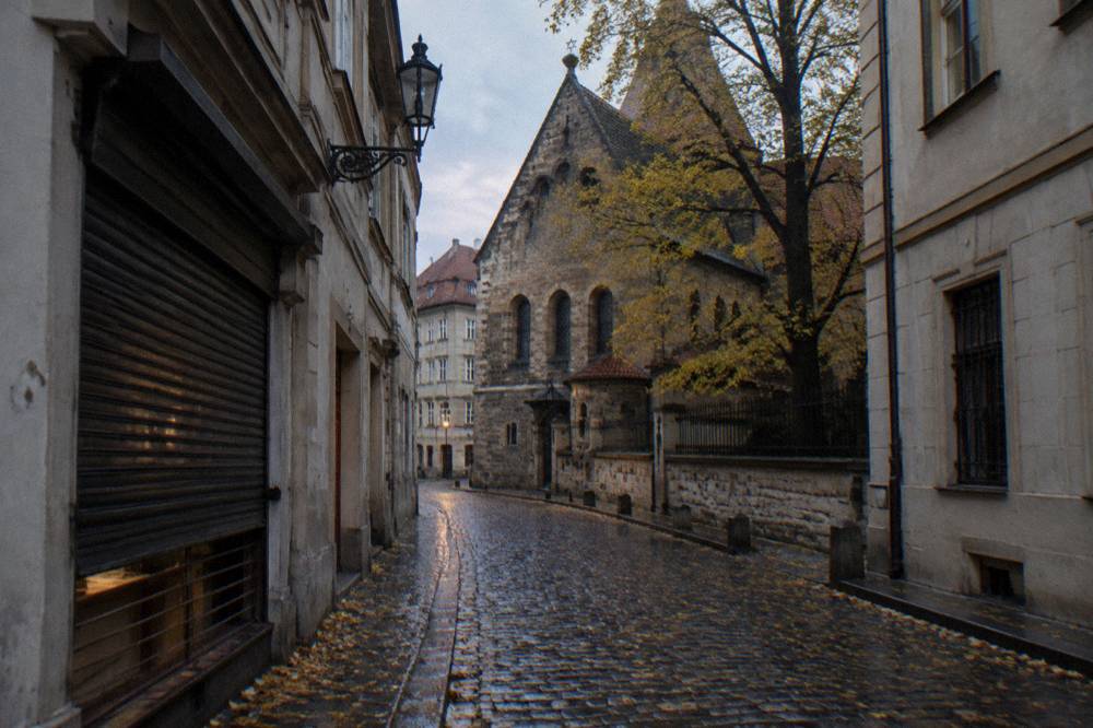 Un callejón empedrado y estrecho del Barrio Judío flanqueado por edificios históricos