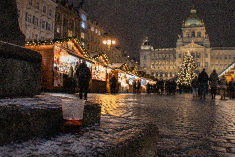 Puestos de mercado navideño y un árbol decorado en una plaza abierta de Praga