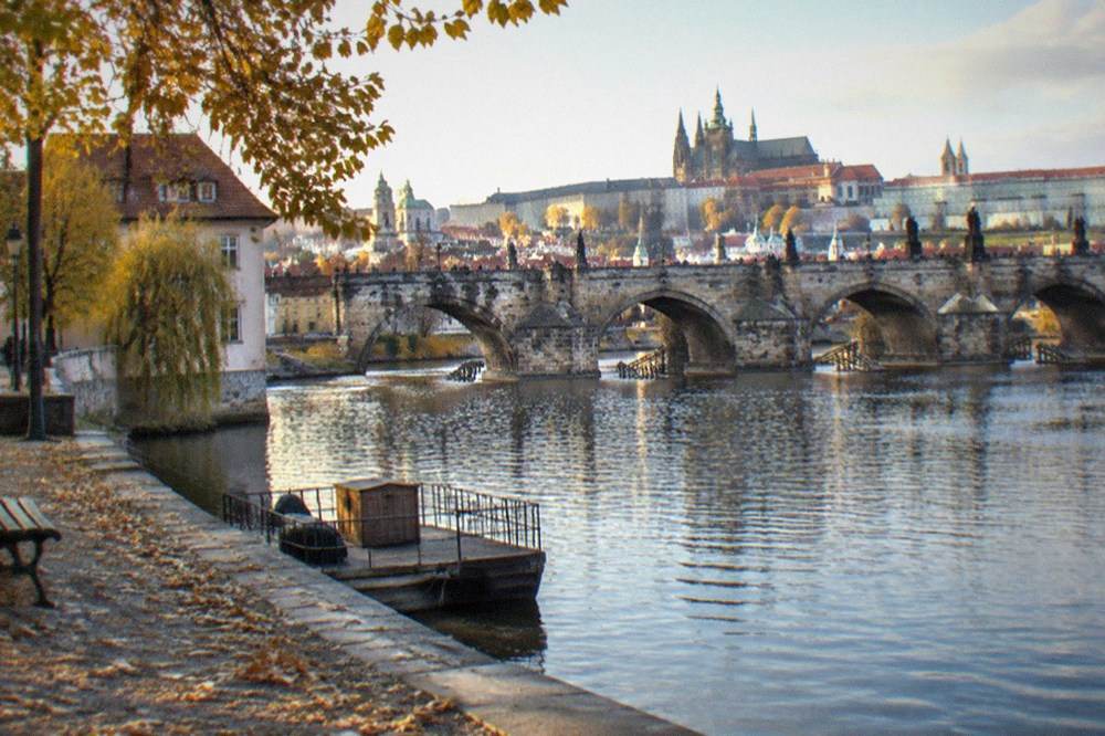 Charles Bridge and the Vltava seen from the Malá Strana bank with the castle above