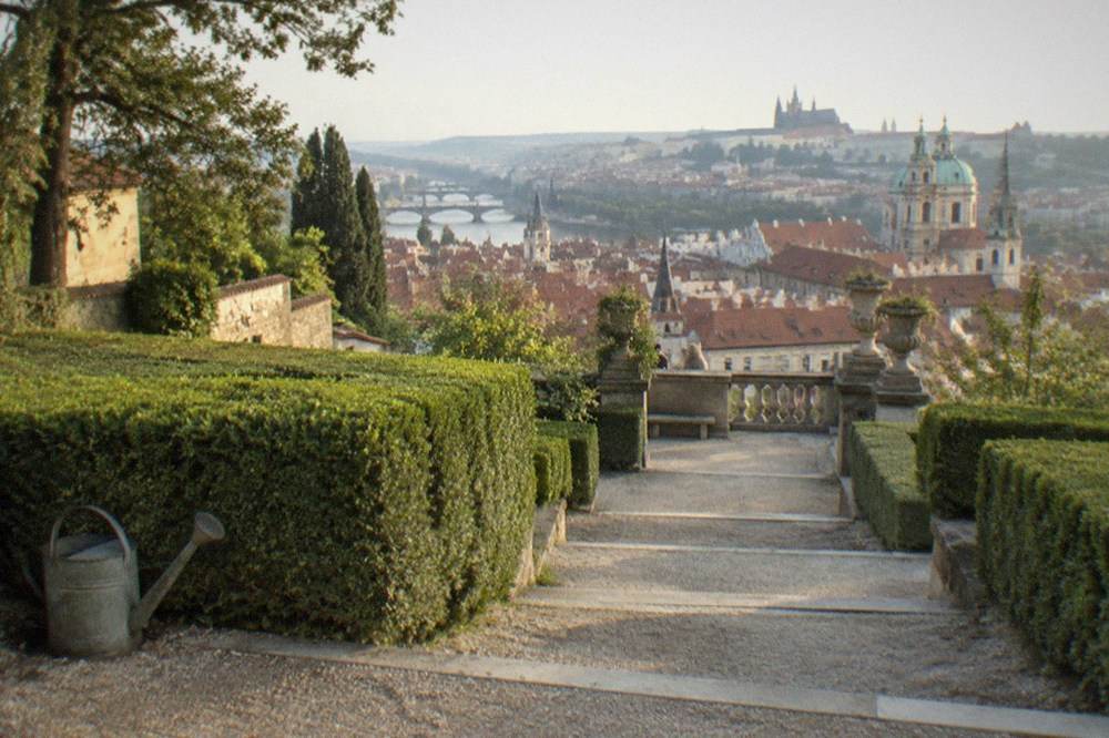 Jardines barrocos en terrazas bajo las murallas del Castillo de Praga